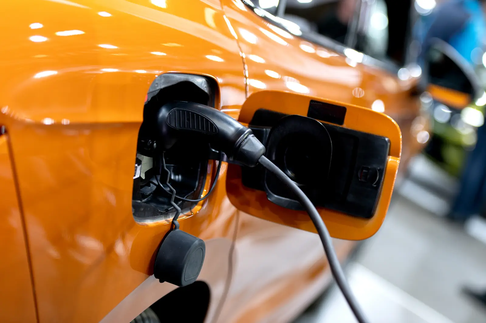 Ladekabel eines Elektrofahrzeugs im Ladeanschluss